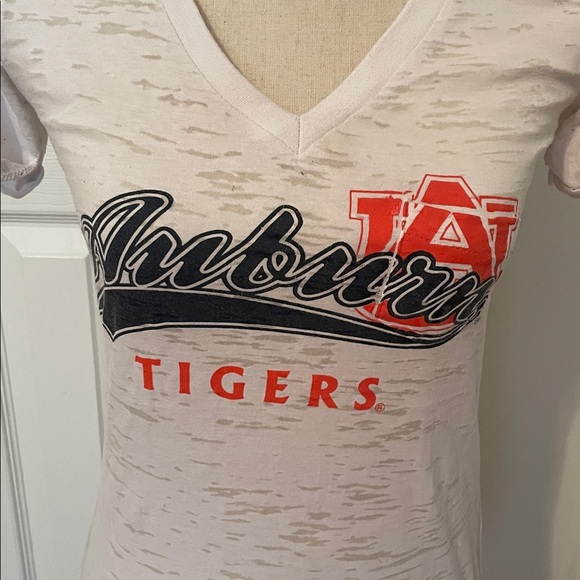 Auburn Tigers Women's White V-Neck Burnout T-shirt Size Medium War Eagle EUC - Picture 3 of 7